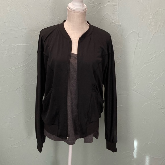 Champion 
L Black zip up jacket
Has front pockets - Picture 5 of 6